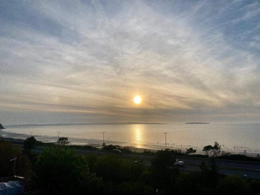Lovely New 2 Bedroom Condo With Stunning Seaviews Penmaenmawr ภายนอก รูปภาพ