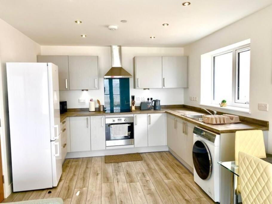 Lovely New 2 Bedroom Condo With Stunning Seaviews Penmaenmawr ภายนอก รูปภาพ