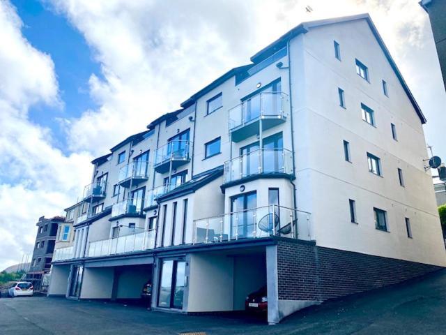 Lovely New 2 Bedroom Condo With Stunning Seaviews Penmaenmawr ภายนอก รูปภาพ