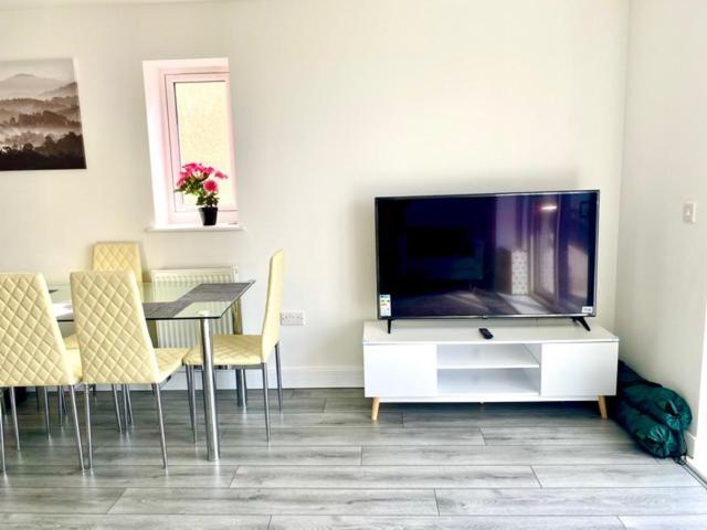 Lovely New 2 Bedroom Condo With Stunning Seaviews Penmaenmawr ภายนอก รูปภาพ