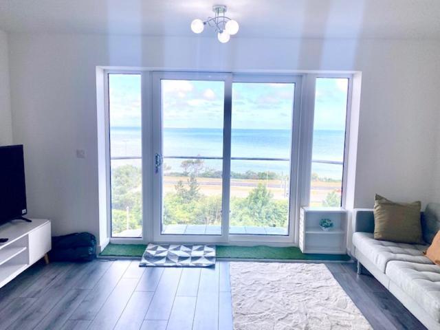 Lovely New 2 Bedroom Condo With Stunning Seaviews Penmaenmawr ภายนอก รูปภาพ