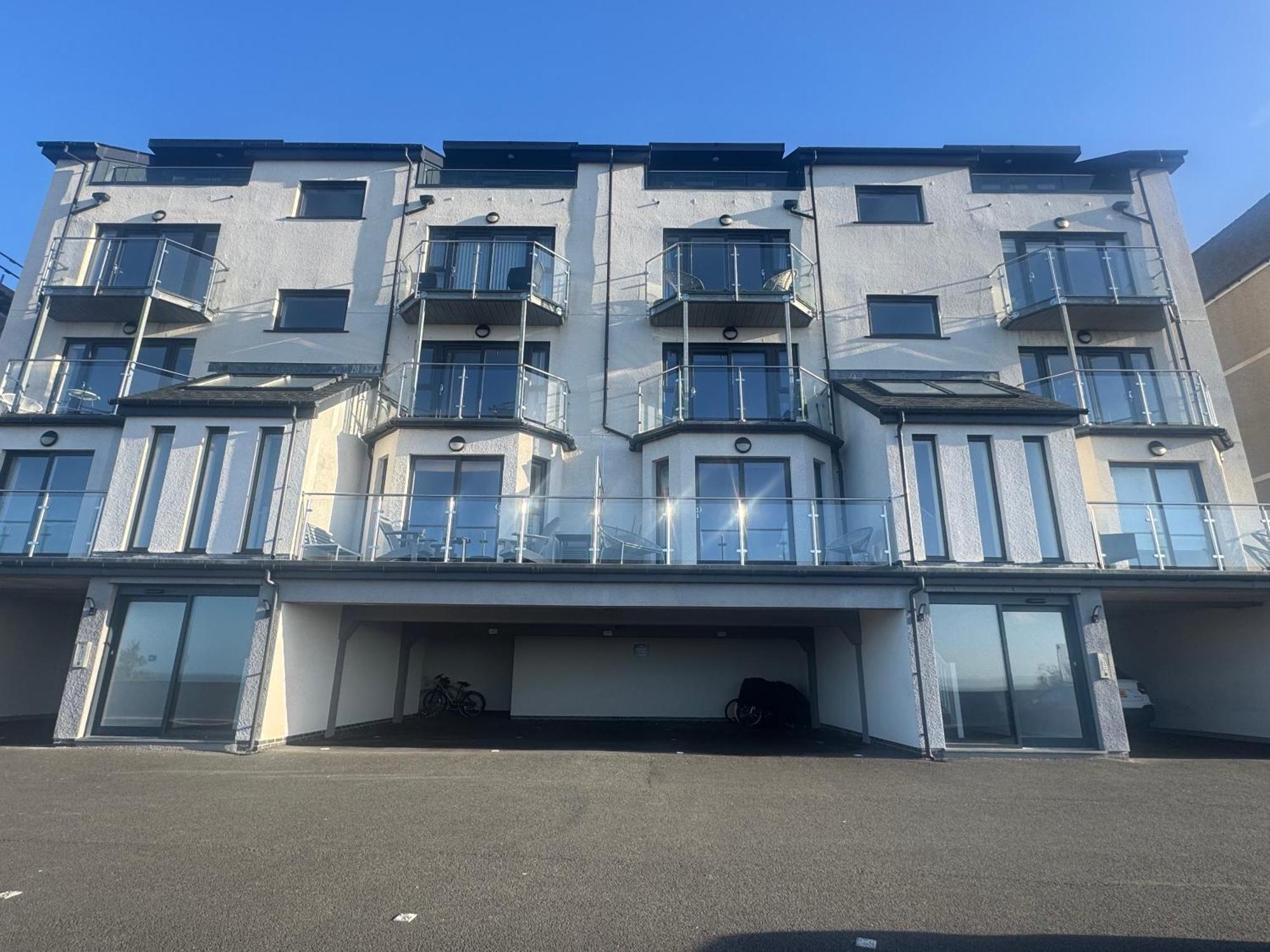 Lovely New 2 Bedroom Condo With Stunning Seaviews Penmaenmawr ภายนอก รูปภาพ
